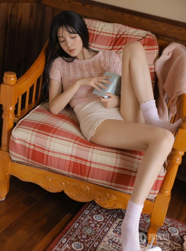 浅粉少女，带着天然的小清新，着轻纱镂空装搭配短裤大胆室内写真