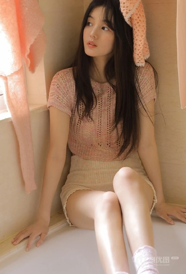 浅粉少女，带着天然的小清新，着轻纱镂空装搭配短裤大胆室内写真