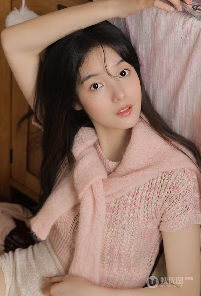 浅粉少女，带着天然的小清新，着轻纱镂空装搭配短裤大胆室内写真