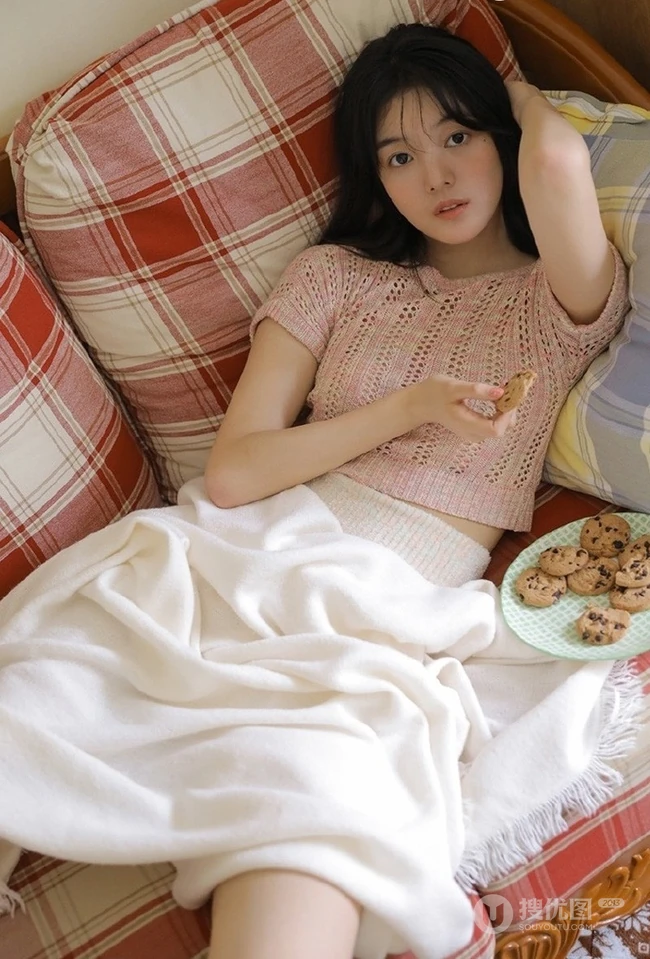 浅粉少女，带着天然的小清新，着轻纱镂空装搭配短裤大胆室内写真