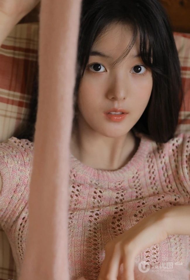 浅粉少女，带着天然的小清新，着轻纱镂空装搭配短裤大胆室内写真