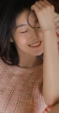 浅粉少女，带着天然的小清新，着轻纱镂空装搭配短裤大胆室内写真