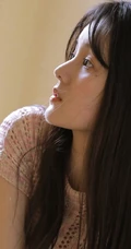 浅粉少女，带着天然的小清新，着轻纱镂空装搭配短裤大胆室内写真