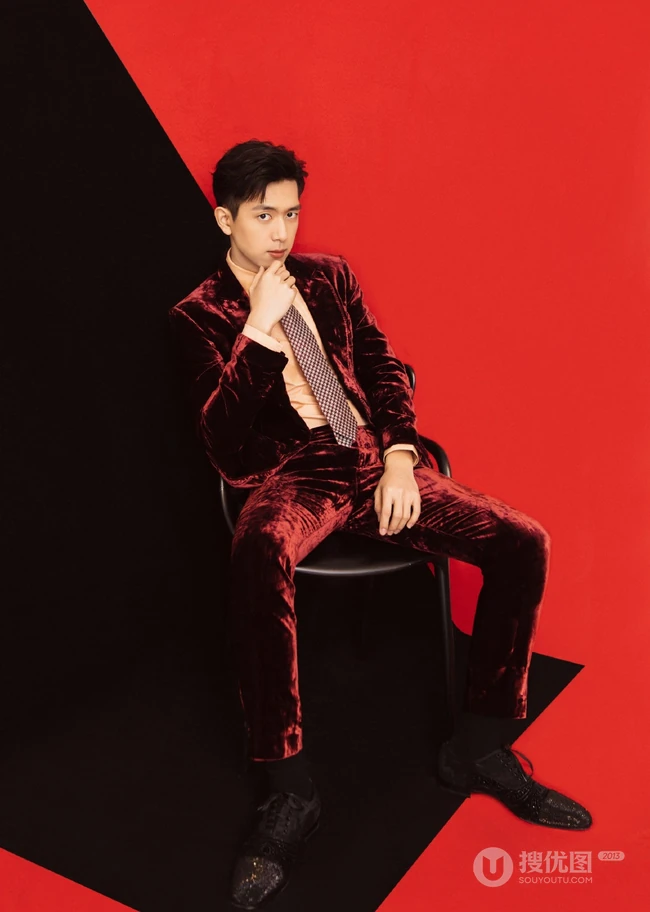 帅气男星李现暗红色带绒西装领带棚拍写真图片