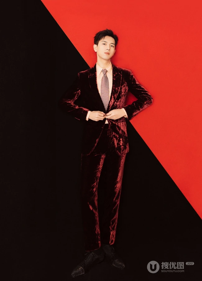 帅气男星李现暗红色带绒西装领带棚拍写真图片