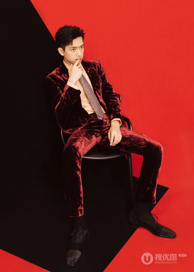 帅气男星李现暗红色带绒西装领带棚拍写真图片