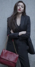 宋妍霏全黑西装长裤街拍加胶片式室内写真图集