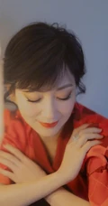 赵雅芝微博晒照，红衣红唇，低眉浅笑，气质优雅而动人