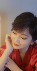 赵雅芝微博晒照，红衣红唇，低眉浅笑，气质优雅而动人