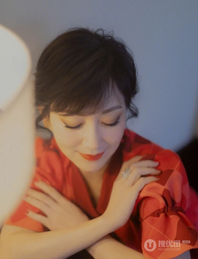 赵雅芝微博晒照，红衣红唇，低眉浅笑，气质优雅而动人