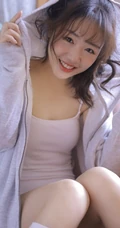 匀称身形白皙甜女生友白背心短裤居家室内可爱俏皮写真图片
