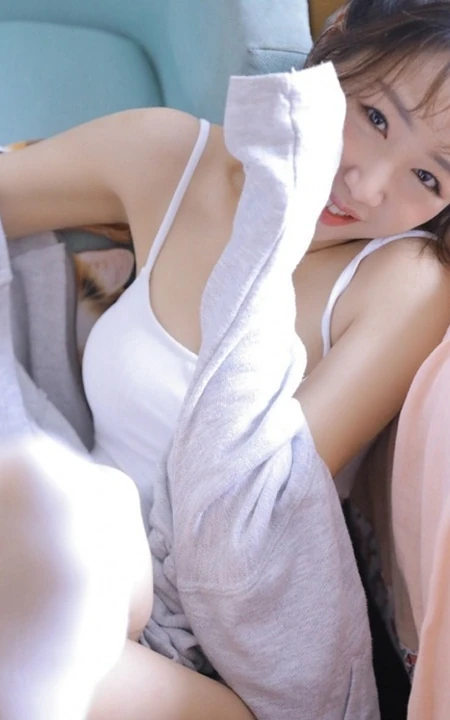 匀称身形白皙甜女生友白背心短裤居家室内可爱俏皮写真图片