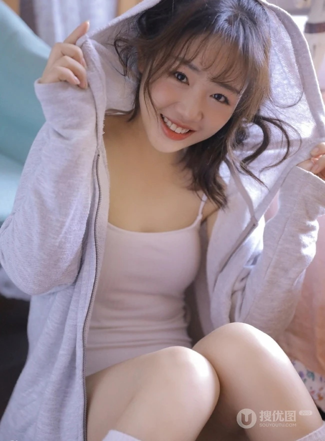 匀称身形白皙甜女生友白背心短裤居家室内可爱俏皮写真图片