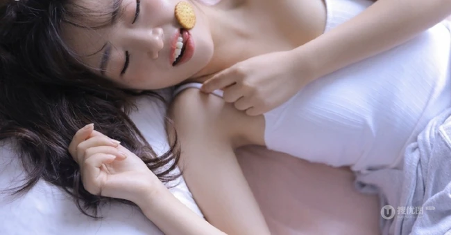 匀称身形白皙甜女生友白背心短裤居家室内可爱俏皮写真图片