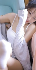 匀称身形白皙甜女生友白背心短裤居家室内可爱俏皮写真图片