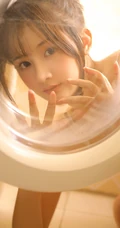 甜美白皙大眼睛高鼻梁匀称气质少女气质女生浴室写真吸睛图片