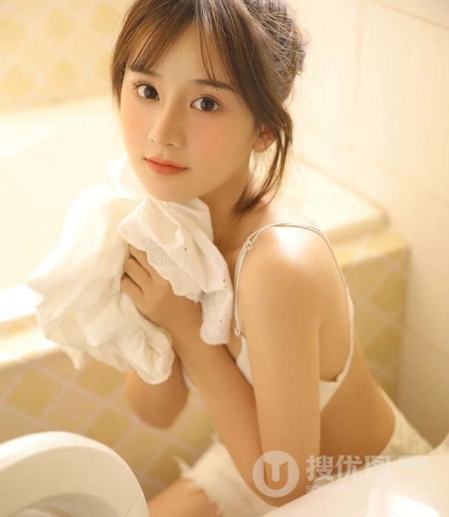 甜美白皙大眼睛高鼻梁匀称气质少女气质女生浴室写真吸睛图片