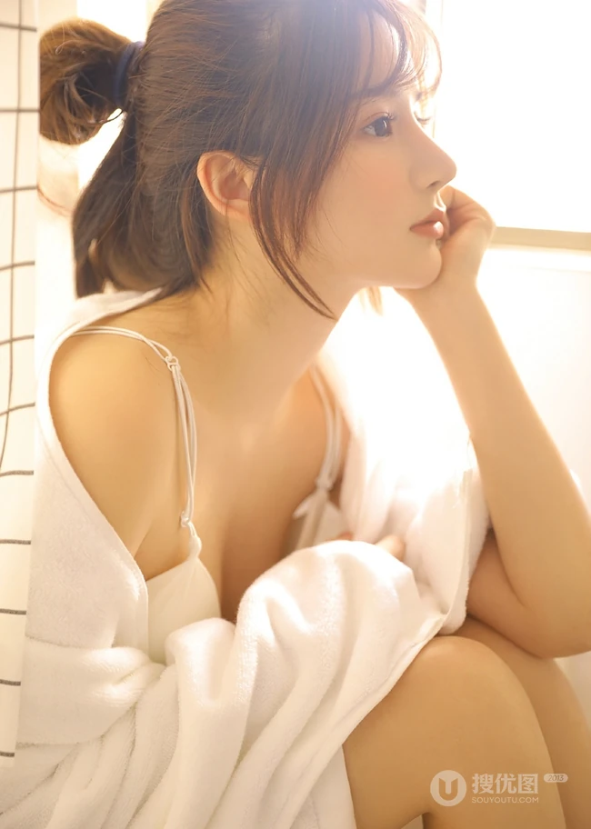 甜美白皙大眼睛高鼻梁匀称气质少女气质女生浴室写真吸睛图片
