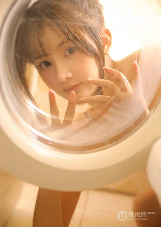 甜美白皙大眼睛高鼻梁匀称气质少女气质女生浴室写真吸睛图片