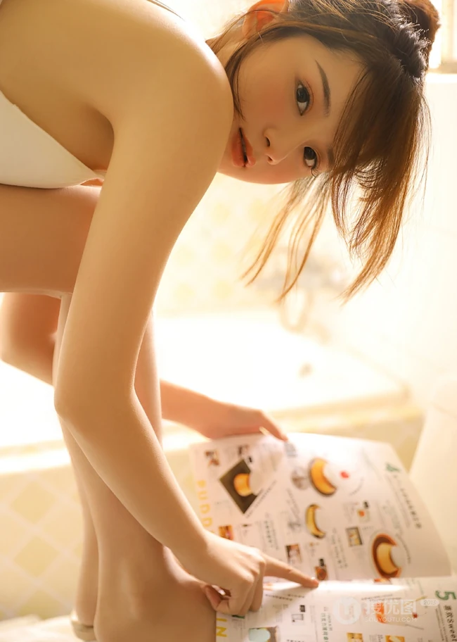 甜美白皙大眼睛高鼻梁匀称气质少女气质女生浴室写真吸睛图片