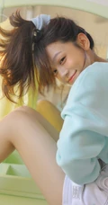活力元气马尾辫少女蓝衣短裤俏皮居家无趣室内写真图片