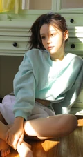 活力元气马尾辫少女蓝衣短裤俏皮居家无趣室内写真图片