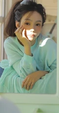活力元气马尾辫少女蓝衣短裤俏皮居家无趣室内写真图片