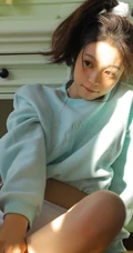 活力元气马尾辫少女蓝衣短裤俏皮居家无趣室内写真图片