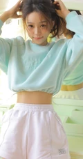 活力元气马尾辫少女蓝衣短裤俏皮居家无趣室内写真图片
