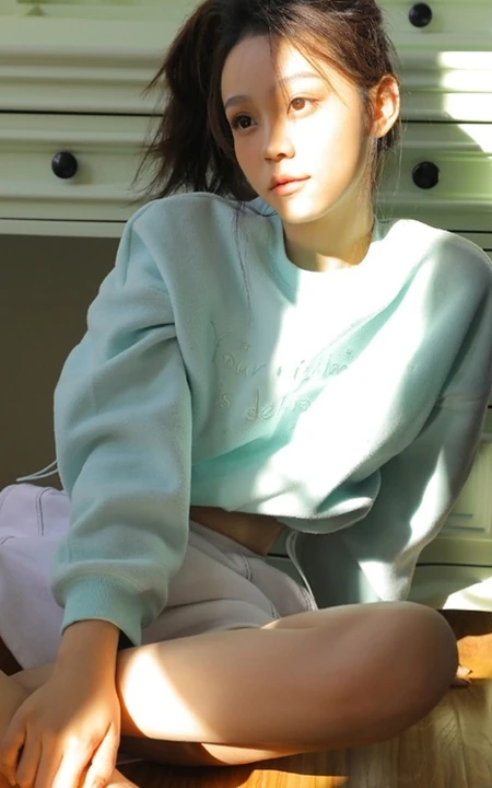 活力元气马尾辫少女蓝衣短裤俏皮居家无趣室内写真图片