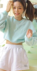 活力元气马尾辫少女蓝衣短裤俏皮居家无趣室内写真图片