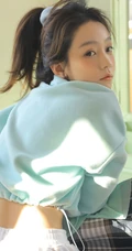 活力元气马尾辫少女蓝衣短裤俏皮居家无趣室内写真图片