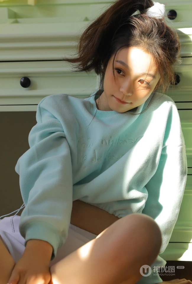 活力元气马尾辫少女蓝衣短裤俏皮居家无趣室内写真图片