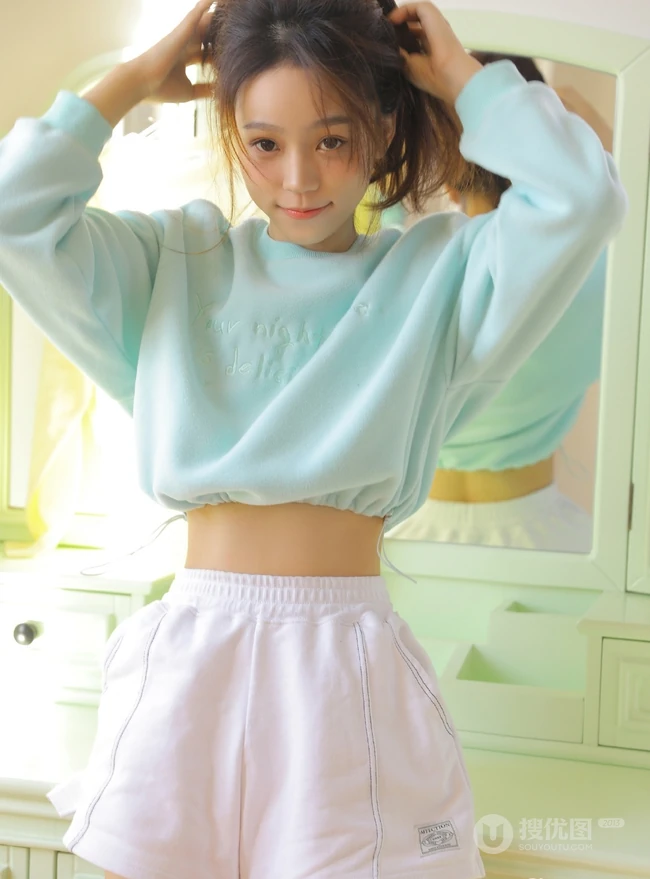 活力元气马尾辫少女蓝衣短裤俏皮居家无趣室内写真图片