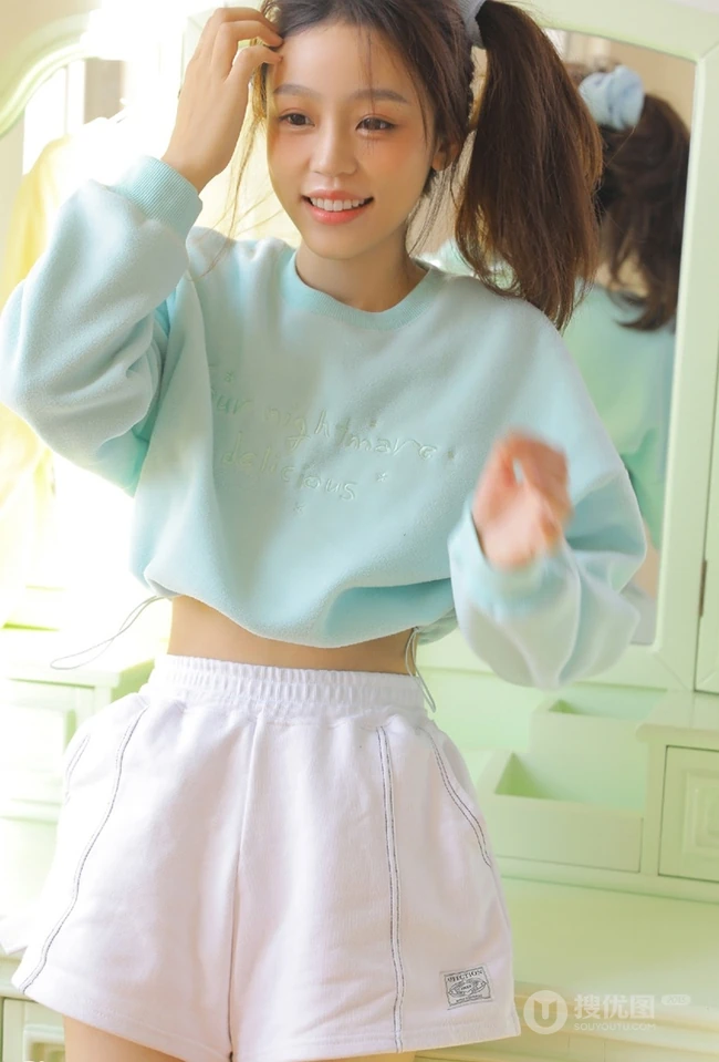活力元气马尾辫少女蓝衣短裤俏皮居家无趣室内写真图片