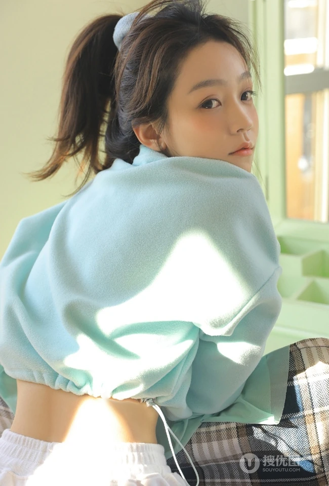 活力元气马尾辫少女蓝衣短裤俏皮居家无趣室内写真图片