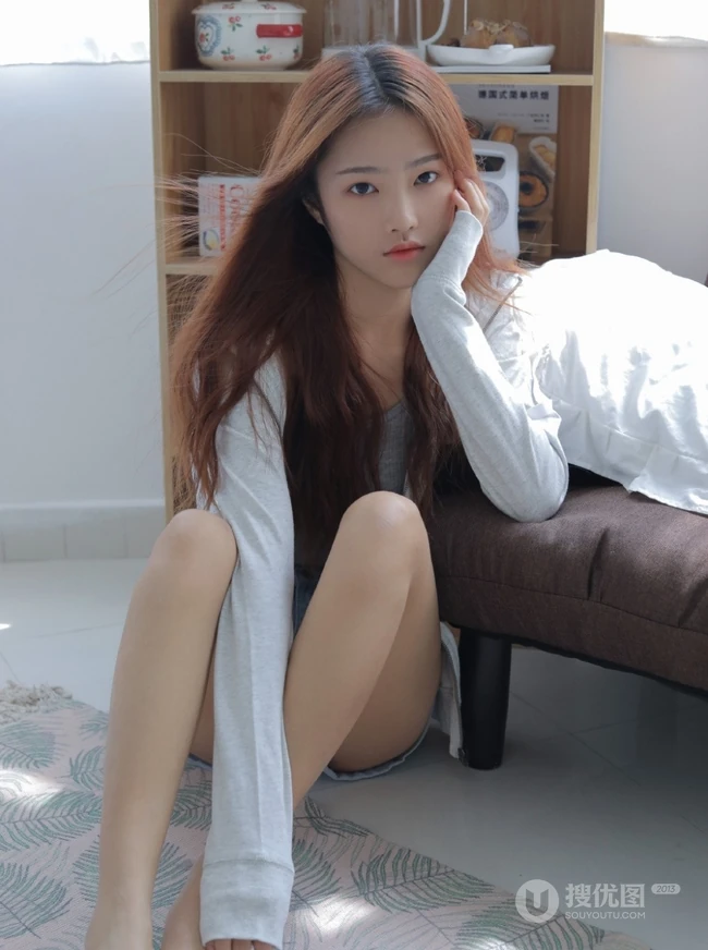 水嫩清纯短款装少女超短牛仔热裤居家清纯唯美写真图片