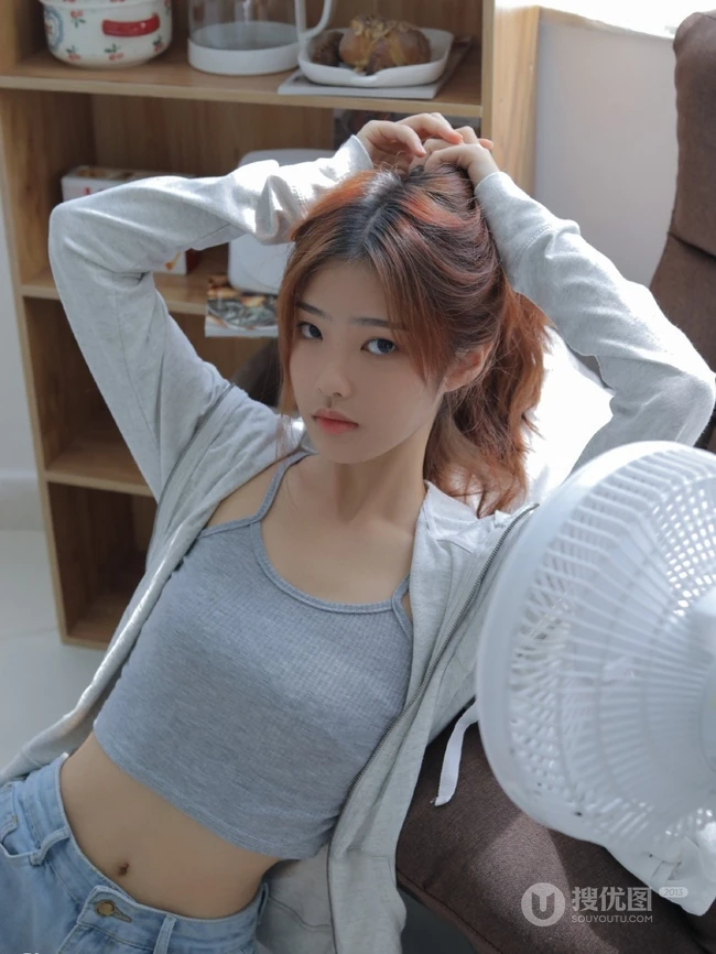 水嫩清纯短款装少女超短牛仔热裤居家清纯唯美写真图片