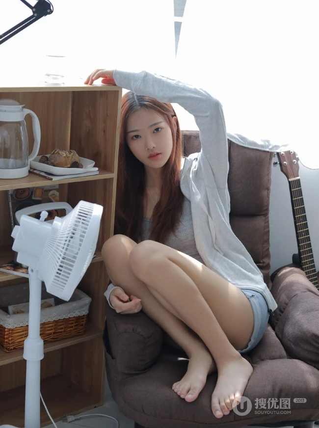水嫩清纯短款装少女超短牛仔热裤居家清纯唯美写真图片