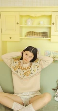 黑直长发治愈系清纯线条感女孩毛衣短裤小清新室内写真图片