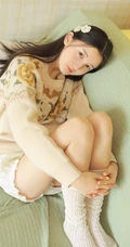 黑直长发治愈系清纯线条感女孩毛衣短裤小清新室内写真图片