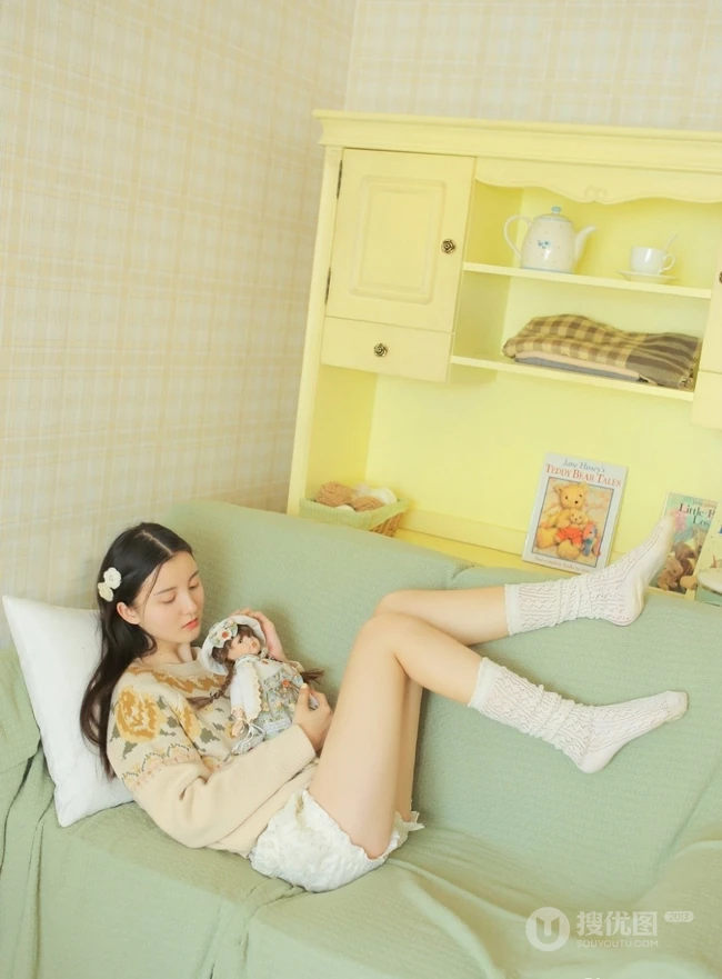 黑直长发治愈系清纯线条感女孩毛衣短裤小清新室内写真图片