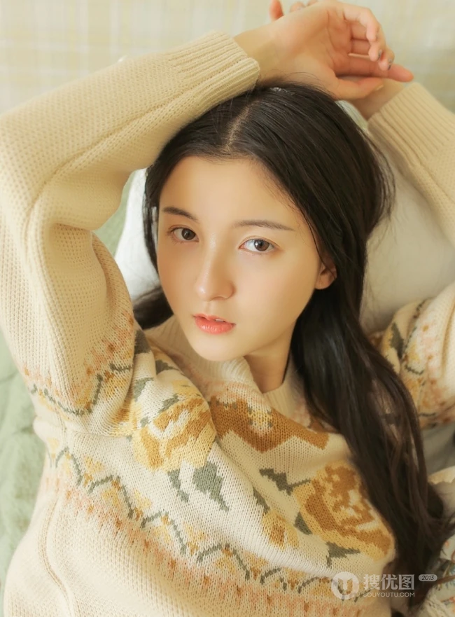 黑直长发治愈系清纯线条感女孩毛衣短裤小清新室内写真图片