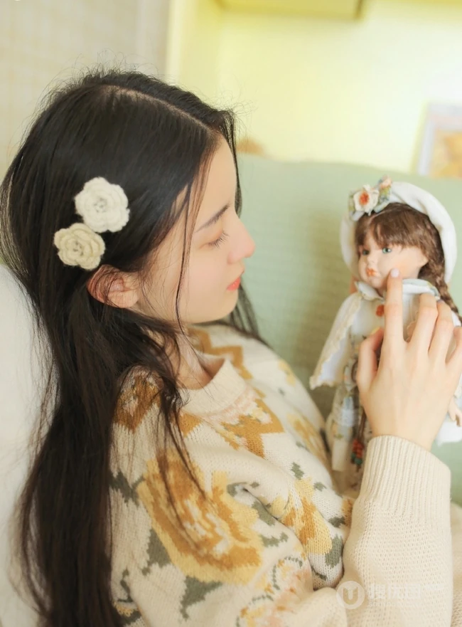 黑直长发治愈系清纯线条感女孩毛衣短裤小清新室内写真图片