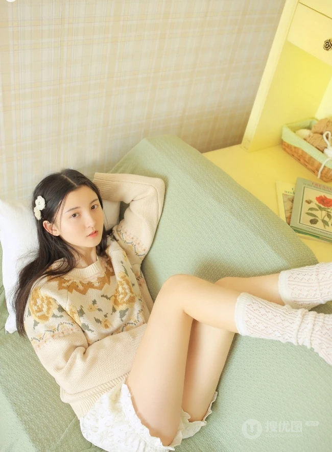 黑直长发治愈系清纯线条感女孩毛衣短裤小清新室内写真图片