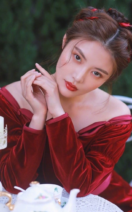 徐冬冬妩媚图片，微胖女生徐冬冬红衣长裙复古写真图片