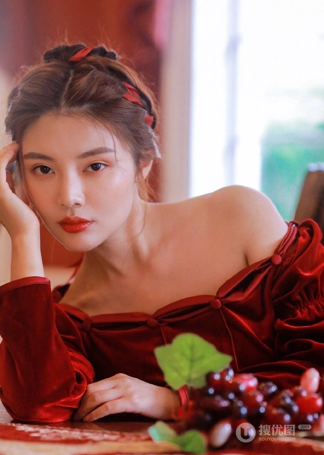 徐冬冬妩媚图片，微胖女生徐冬冬红衣长裙复古写真图片