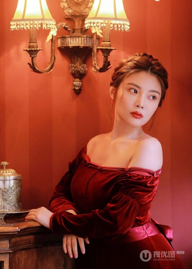 徐冬冬妩媚图片，微胖女生徐冬冬红衣长裙复古写真图片