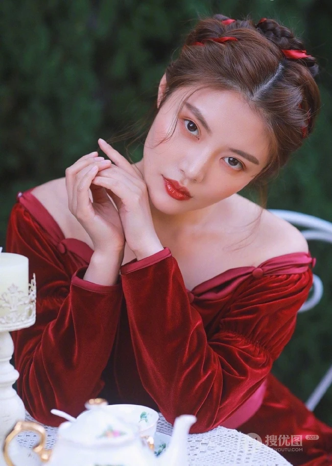 徐冬冬妩媚图片，微胖女生徐冬冬红衣长裙复古写真图片