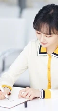 郑爽纯美写真图片，女生郑爽代言度假系列休闲服装美图